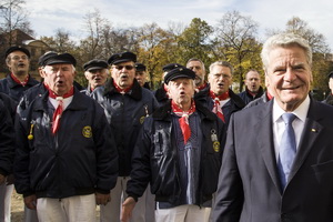 Shanty-Chor Berlin - Oktober 2013 - 100 Jahre DLRG - Bundespräsident Joachim Gauck beim Shanty-Chor Berlin (Foto: Frank Wecker, Berliner Woche)